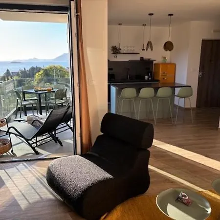 Apartment Four M *