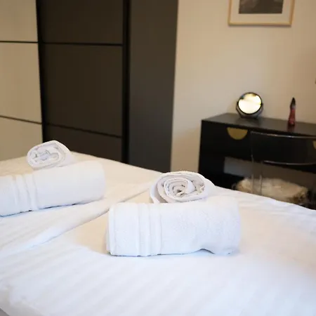 Apartment Four M