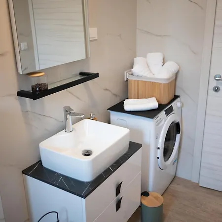 Four M Apartment *